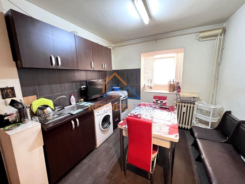 Rahova - Salaj Petrom Vanzare apartament 2 camere spatios